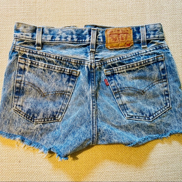 VINTAGE LEVI’S DENIM SHORTS - Picture 2 of 3